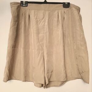 Jess Lightweight Beige Pull-on Pleated Shorts L